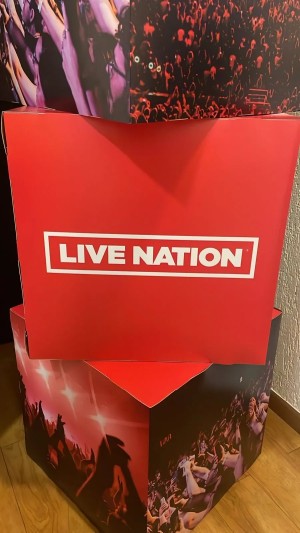 Cubo Promocional Personalizando 40x40cm Papel Duplex 350gr 40x40cm Impressão UV 4x0 Laminação Fosca Corte e Vinco Digital 